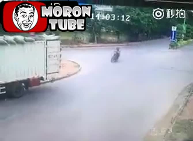 Video :In China, a motorcyclist is killed after colliding with the rear of a vehicle